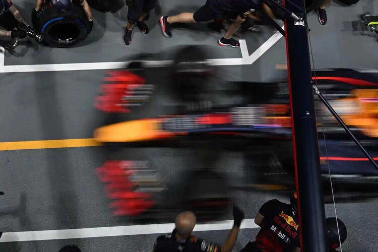 ความพยายามของทีมที่น่าทึ่งของ Red Bull ทำให้ เวอร์สแตปเปน อยู่ในที่นั่งคนขับสำหรับตำแหน่ง